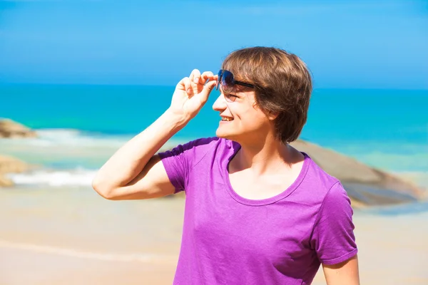 Stilig ung leende på stranden — Stockfoto