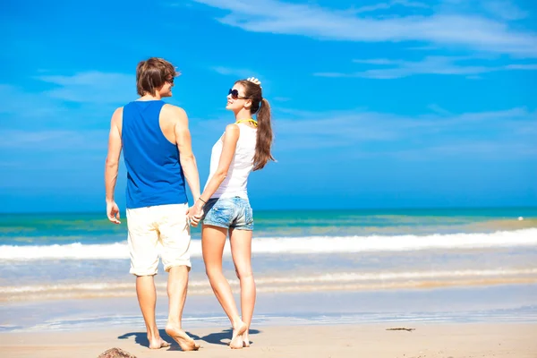 Couple on tropical beach in sunglasses in Thailand — Stock Photo, Image