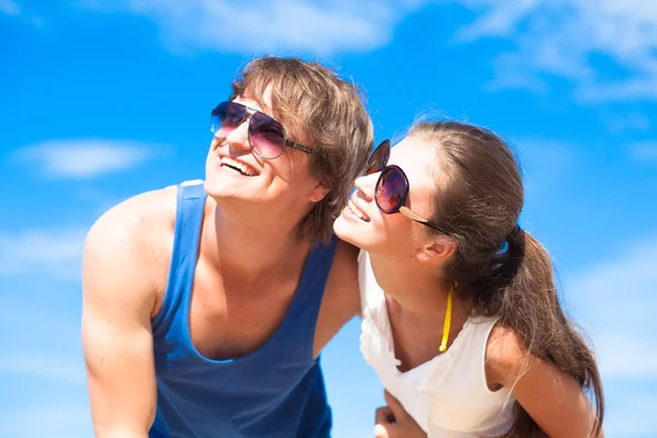 Primer plano de feliz pareja joven en gafas de sol sonriendo —  Fotos de Stock