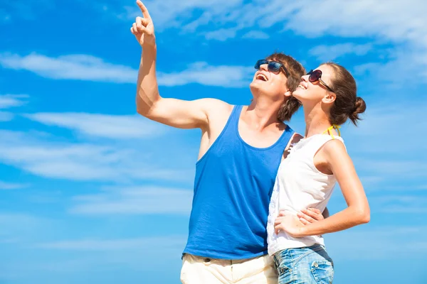 Gelukkige jonge paar in zonnebril glimlachen — Stockfoto