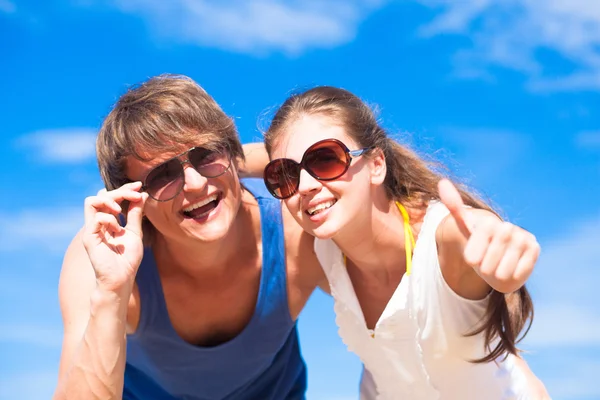 Closeup of happy young couple in sunglasses smiling — Stock Photo, Image