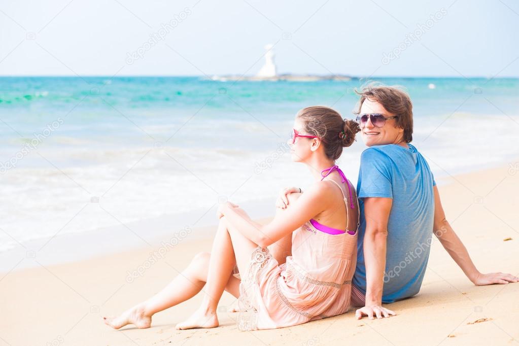 タイの熱帯のビーチの上に座ってカップル 背景にビーコンします ストック写真 C Rudakova
