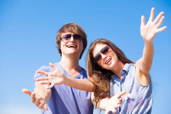 Close-up van gelukkige jonge paar in zonnebril glimlachen — Stockfoto