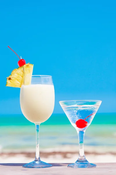 Foto de dos cócteles en una mesa cerca de la playa — Foto de Stock