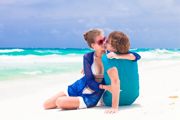 Par på tropisk strand — Stockfoto