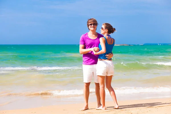 Casal na praia tropical — Fotografia de Stock