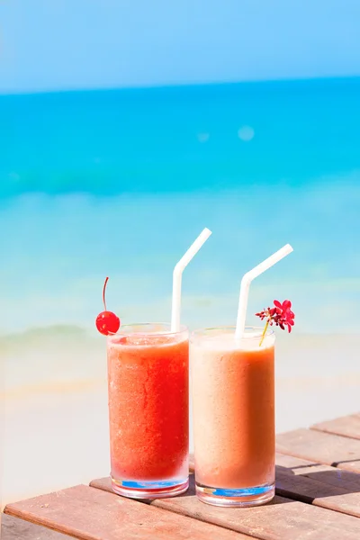 Cocktails on a table near beach — Stock Photo, Image