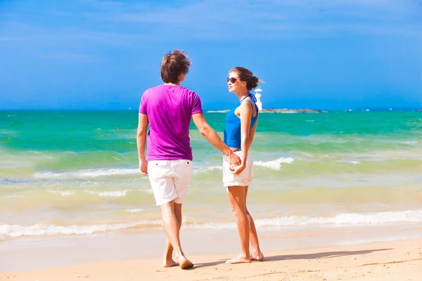 Coppia sulla spiaggia tropicale — Foto Stock