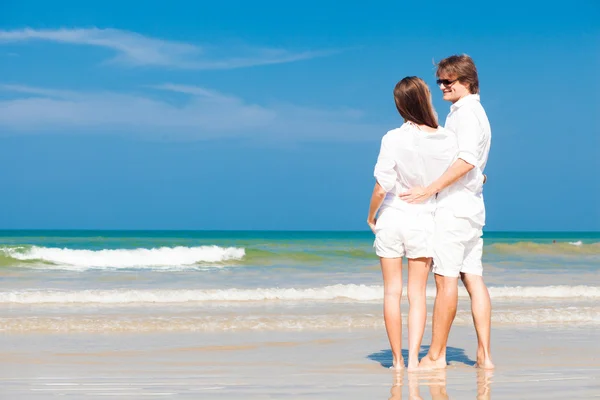 Koppel op tropisch strand — Stockfoto