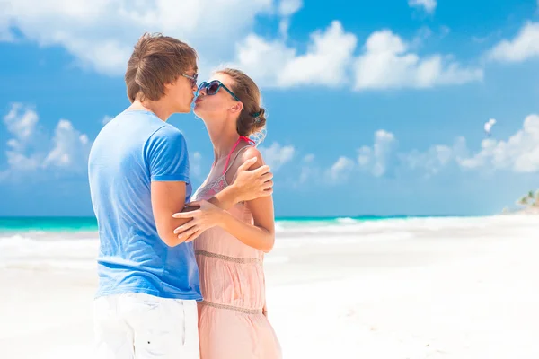 Par på tropisk strand kyssar — Stockfoto
