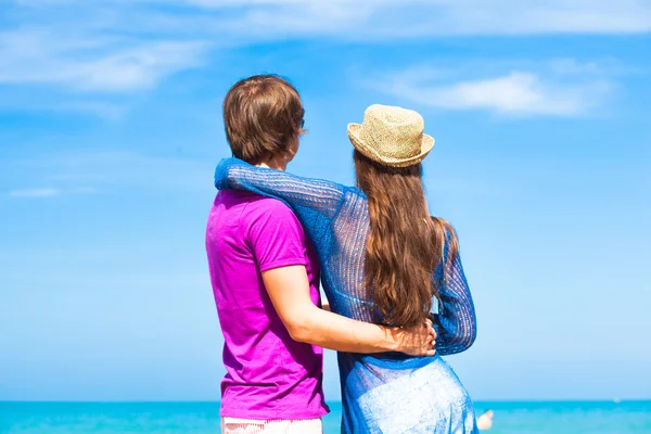 Paar umarmt sich am tropischen Strand — Stockfoto
