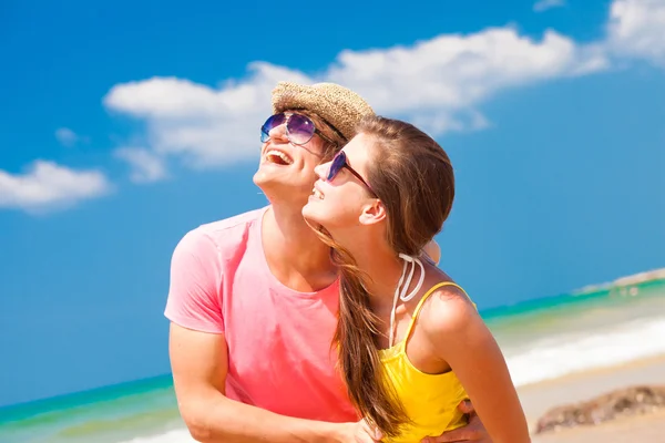 Couple in sunglasses on beach — Stock Photo, Image