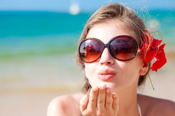 Frau mit Sonnenbrille pustet einen Kuss — Stockfoto