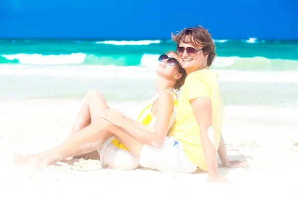 Coppia in occhiali da sole sulla spiaggia tropicale — Foto Stock