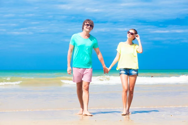 夫妇牵着热带海滩上 — 图库照片