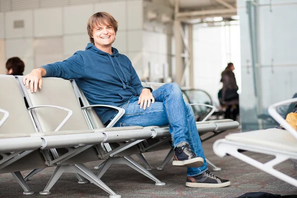 Man wachten voor vlucht op de luchthaven — Stockfoto