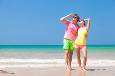 gökyüzüne bakarak tropik sahilde parlak kıyafetleri içinde birleştirmek