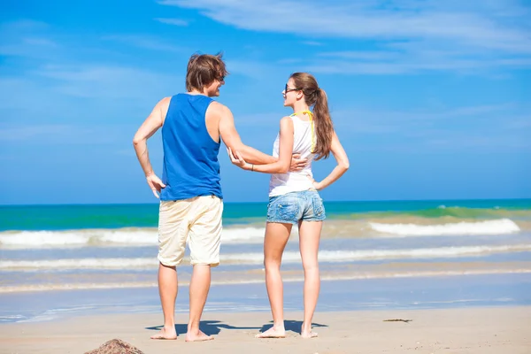 Back view of couple flirting on tropical beach in sunglasses in Thailand — Stock Photo, Image