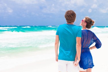 Arkadan Görünüm genç bir çift tulum Meksika tropikal plaj