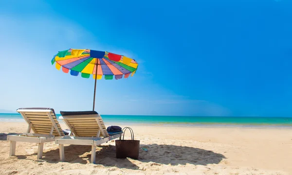 Cadeiras e guarda-chuva na praia de areia branca na Tailândia Khaolak — Fotografia de Stock