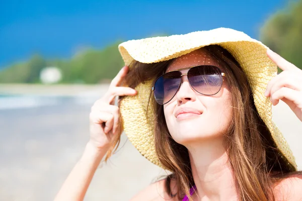 Happy young woman smiling in straw hat with closed eyes on the beach — Stock Photo, Image