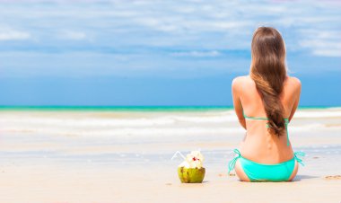 mutlu genç uzun saçlı kadın bikini plaj cevizli