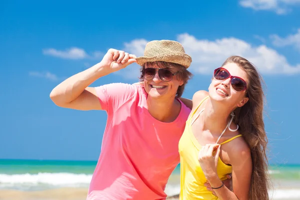 Nahaufnahme von glücklichem jungen Paar am Strand lächelnd — Stockfoto