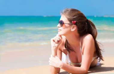 tropik sahilde bikinili uzun saçlı kadın