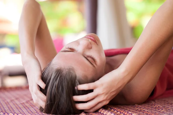 Mulher bonita desfrutando de seu tempo no spa. massagem na cabeça — Fotografia de Stock