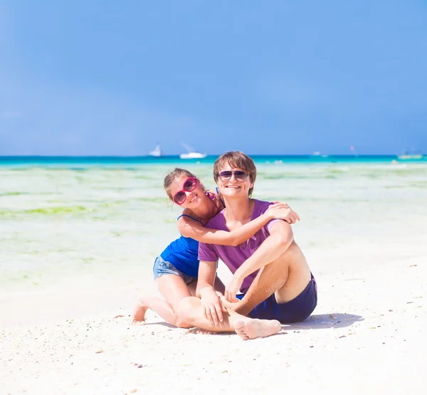 Šťastný mladý pár v světlé oblečení v sluneční brýle — Stock fotografie