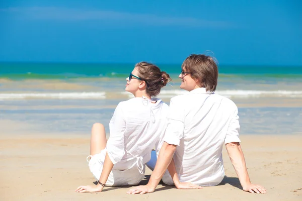Glückliches junges Paar in heller Kleidung mit Sonnenbrille — Stockfoto