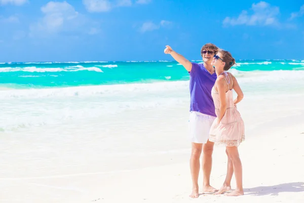 Couple in bright clothes on tropical beach in Thailand. gesture — Stock Photo, Image