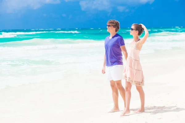 明るい服にタイで手を繋いでいる熱帯のビーチではカップル — ストック写真