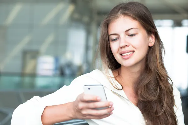 Retrato de una joven feliz usando el teléfono móvil Imágenes De Stock Sin Royalties Gratis