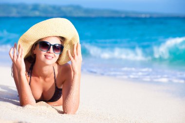 uzun saçlı mutlu genç kadın bikini tropikal boracay beach üzerinde gülümseyen
