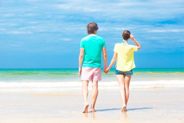 İki parlak kıyafetleri tropikal Beach Tayland içinde