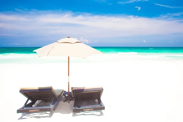 Strandstoel en paraplu op zand strand. vakantie — Stockfoto