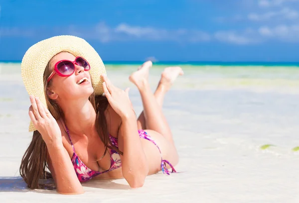 Långhårig tjej i bikini och solglasögon på tropisk strand i Mexiko — Stockfoto