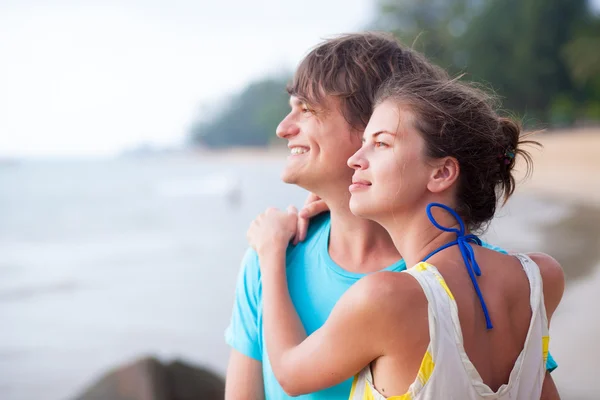 Portrait de jeune couple heureux profitant de leur temps sur la plage tropicale le soir — Photo