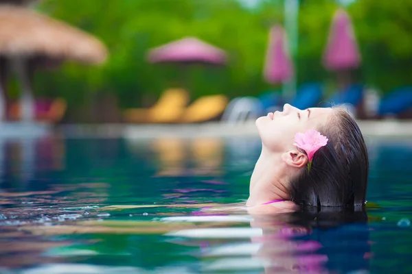 Mezza faccia ritratto di bella donna in piscina di lusso — Foto Stock