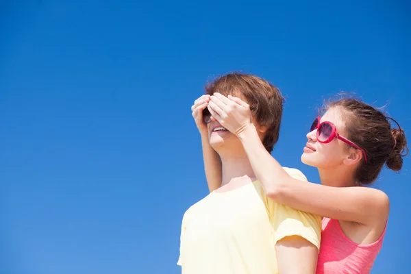 A jovem fecha os olhos do namorado com as mãos. Romance. surpresa — Fotografia de Stock