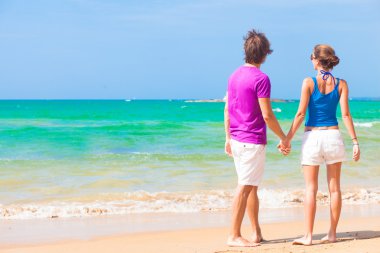 İki parlak kıyafetleri tropikal Beach Tayland içinde