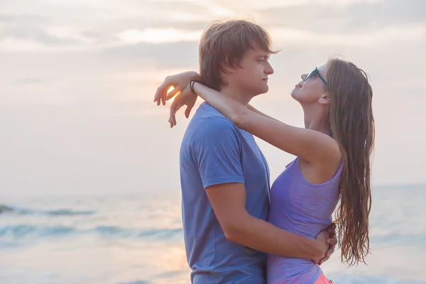 Retrato de pareja joven y feliz enamorada en la playa tropical por la noche — Foto de Stock