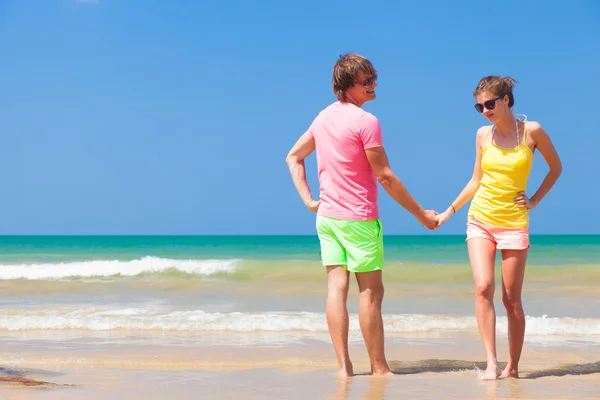 Casal em roupas brilhantes na praia tropical na Tailândia — Fotografia de Stock