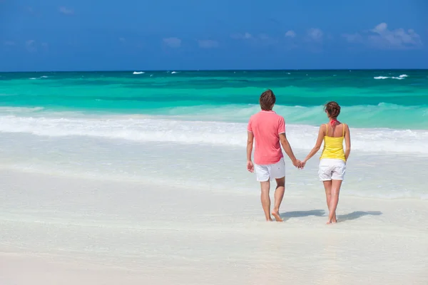 Rückseite glückliches junges Paar in heller Kleidung zu Fuß ans Meer Stockbild