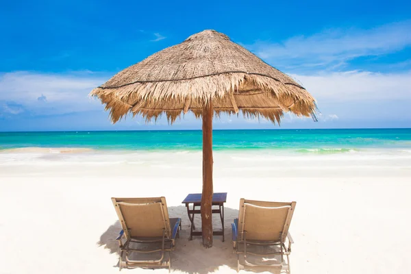 Plaża dwa leżaki i parasol na plaży. wakacje — Zdjęcie stockowe