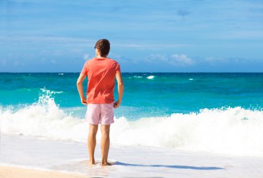 onun zaman rahatlatıcı keyfini adam sahilde,