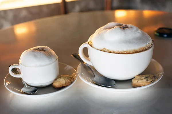 Dos tazas de capuchino en la mesa — Foto de Stock