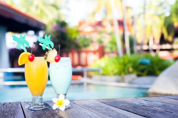 Dois copos de cocktails perto da piscina. festa — Fotografia de Stock