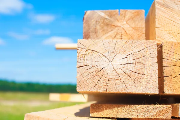 Holzstapel auf dem Boden und in den Regalen — Stockfoto